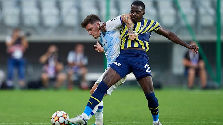 Bright Osayi Samuel formasından çekiliyor.