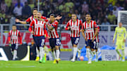 Jugadores de las Chivas del Guadalajara celebran un gol ante América.