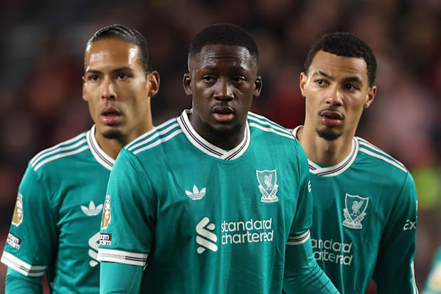 เวอร์จิล ฟาน ไดค์, อิบราฮิมา โคนาเต้ และ ฮูโก้ เอกิติเก้ เข้าแถวเตรียมเตะมุม เวอร์จิล ฟาน ไดค์, อิบราฮิมา โคนาเต้ และ ฮูโก้ เอกิติเก้ เข้าแถวเตรียมเตะมุม