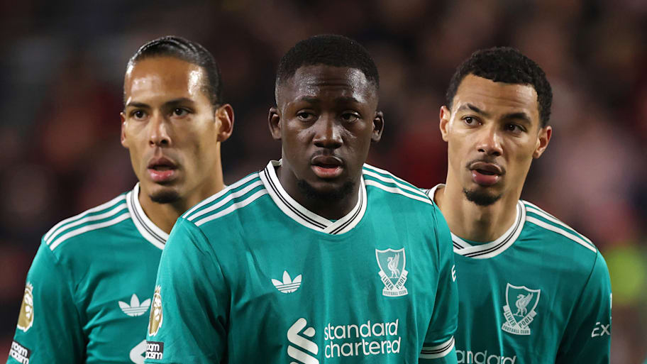 Virgil van Dijk, Ibrahima Konaté and Hugo Ekitiké line up for a corne
