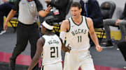 Brook López y Jrue Holiday son figuras de Milwaukee Bucks