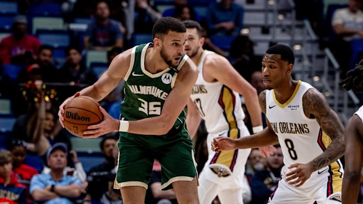 Apr 6, 2025; New Orleans, Louisiana, USA; Milwaukee Bucks forward Pete Nance (35) looks to pass against New Orleans Pelicans forward Jamal Cain (8) during the second half at Smoothie King Center. Mandatory Credit: Stephen Lew-Imagn Images Apr 6, 2025; New Orleans, Louisiana, USA; Milwaukee Bucks forward Pete Nance (35) looks to pass against New Orleans Pelicans forward Jamal Cain (8) during the second half at Smoothie King Center. Mandatory Credit: Stephen Lew-Imagn Images