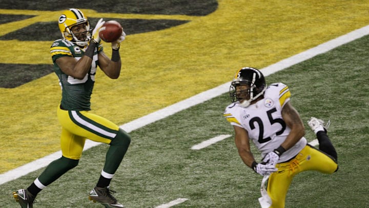Green Bay Packers receiver Greg Jennings (85) catches a pass for a touchdown ahead of Pittsburgh