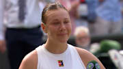 Amanda Anisimova speaks to the Wimbledon crowd after losing in the final.