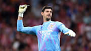 Thibaut Courtois a été la cible de projectiles lors du derby entre l'Atlético de Madrid et le Real Madrid.