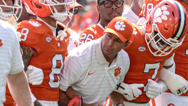 El entrenador en jefe de Clemson, Dabo Swinney, se unió a la marcha del Paseo de los Campeones.