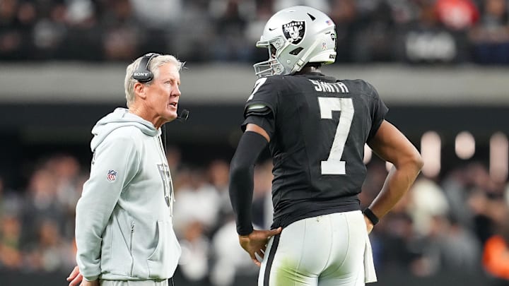 Las Vegas Raiders quarterback Geno Smith flipped off fans after the loss to the Browns. 