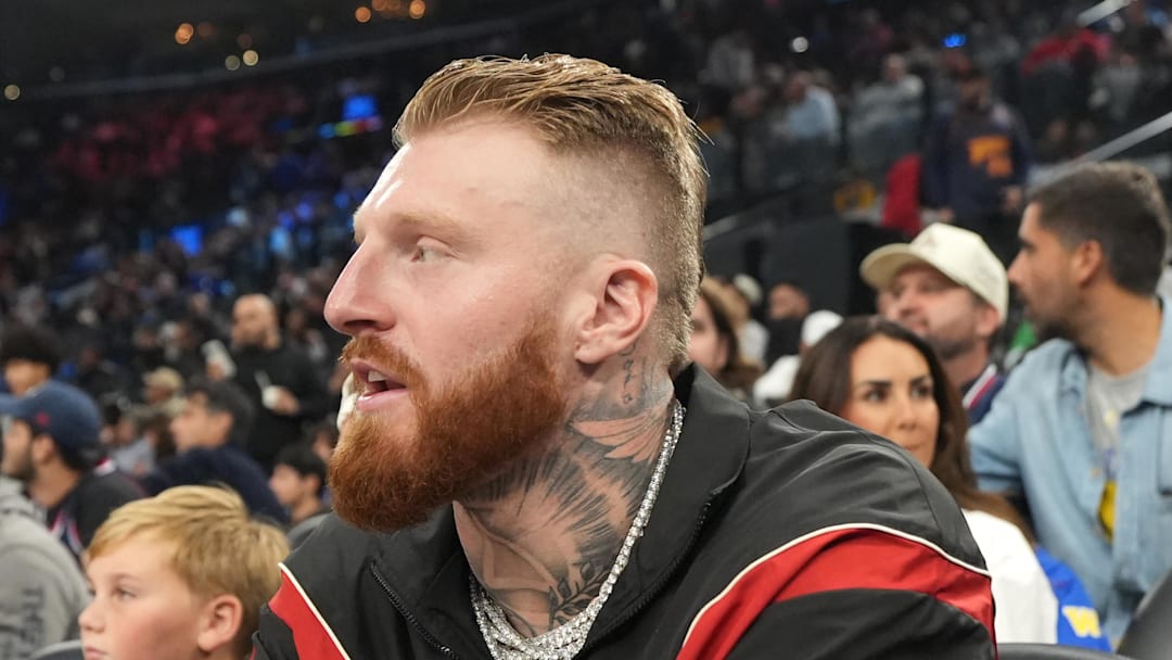 Jan 5, 2026; Inglewood, California, USA; Las Vegas Raiders defensive end Maxx Crosby (left) and wife Rachel Washburn attend the game between the Golden State Warriors and the LA Clippers at the Intuit Dome. Mandatory Credit: Kirby Lee-Imagn Images