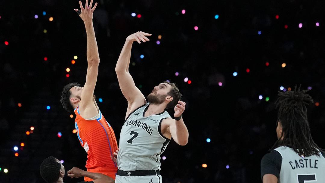 Dec 13, 2025; Las Vegas, Nevada, USA Oklahoma City Thunder center Chet Holmgren (7) and San Antonio Spurs center Luke Kornet (7) jump for the opening tip during the first quarter at T-Mobile Arena. Mandatory Credit: Kirby Lee-Imagn Images