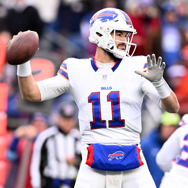 Mitchell Trubisky (11) looks to throw