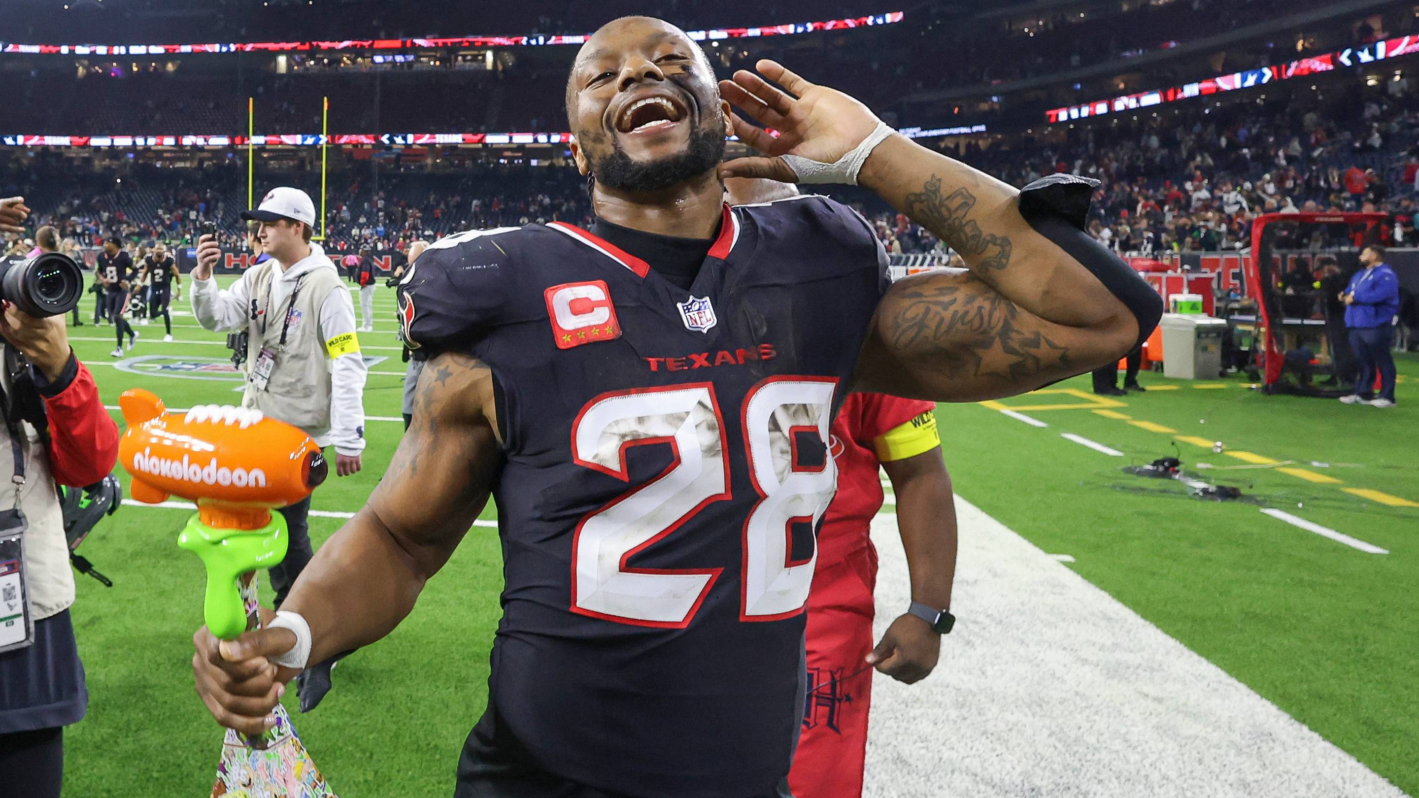 Seahawks Sign Joe Mixon Amid Jadarian Price, Zach Charbonnet Injury Uncertainty