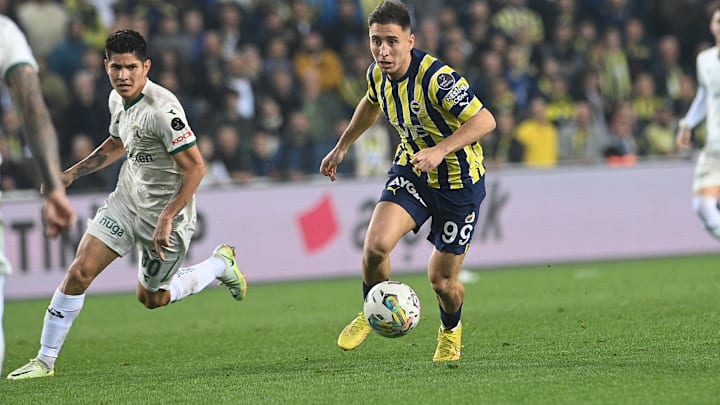 Emre Mor topla ilerliyor. Emre Mor topla ilerliyor.