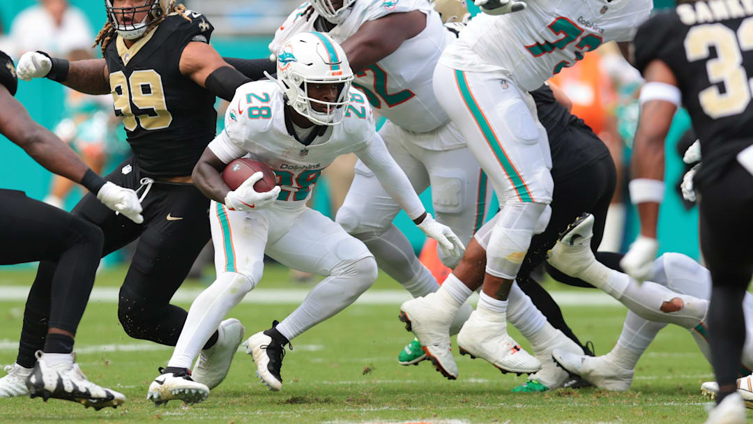 Miami Dolphins running back De'Von Achane (28) carries the ball against the New Orleans Saints during the second half at Hard Rock Stadium. 