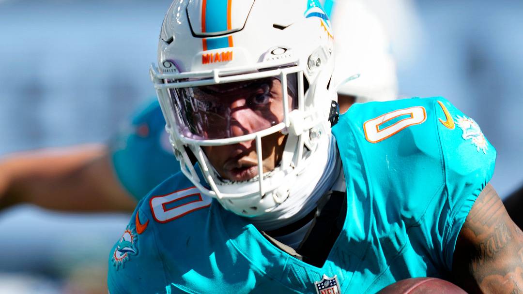 Miami Dolphins running back Ollie Gordon II (0) runs with the ball, Sunday, Oct. 25, 2026, at East Rutherford.