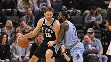 Jan 9, 2019; Memphis, TN, USA; Memphis Grizzlies forward JaMychal Green (0) guards San Antonio Spurs center Pau Gasol (16) during the first half at FedExForum.