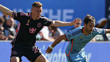 El alemán Julian Gressel y el irlandés Kevin O'Toole durante la temporada 2024 de la MLS