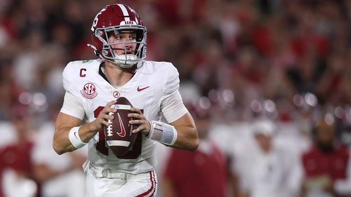 Alabama Crimson Tide quarterback Ty Simpson (15)