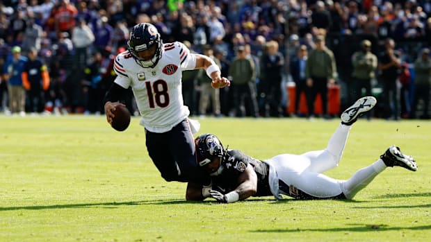 El mariscal de campo de los Bears, Caleb Williams (18), es capturado por el apoyador de los Baltimore Ravens, Mike Green.