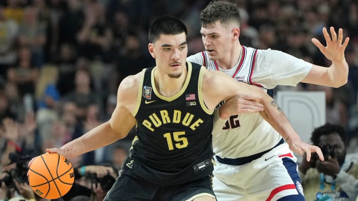 Apr 8, 2024; Glendale, AZ, USA; Purdue Boilermakers center Zach Edey (15) controls the ball against Connecticut Huskies center Donovan Clingan (32) during the first half of the national championship game of the Final Four of the 2024 NCAA Tournament at State Farm Stadium. Mandatory Credit: Bob Donnan-USA TODAY Sports