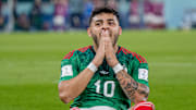 El jugador Alexis Vega a una firma de ser nuevo jugador de un club holandés.