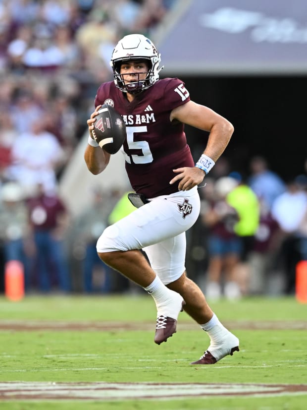 Texas A&M Aggies quarterback Conner Weigman (15) runs the ball during the first half against the Notre Dame Fighting Irish.