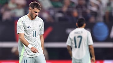 Santi Giménez volvió a ser criticado por su falta de gol con México