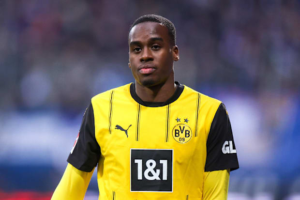 Jamie Gittens in action for Borussia Dortmund.