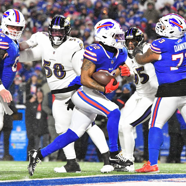 Ray Davis (22) runs for a touchdown