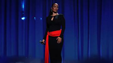 Die britische Sängerin Jorja Smith eröffnete mit ihrem Song die Ballon d`Or-Zeremonie