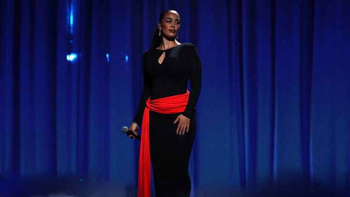 Die britische Sängerin Jorja Smith eröffnete mit ihrem Song die Ballon d`Or-Zeremonie Die britische Sängerin Jorja Smith eröffnete mit ihrem Song die Ballon d`Or-Zeremonie