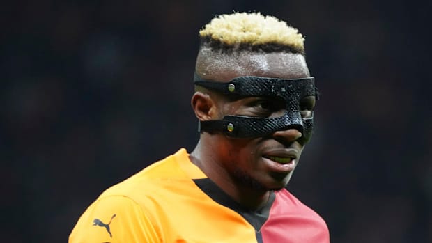 Victor Osimhen chooses to wear a mask.