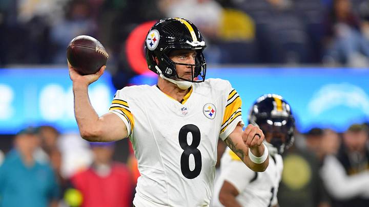 Pittsburgh Steelers quarterback Aaron Rodgers