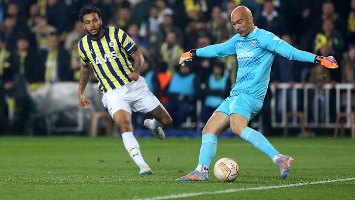 Joshua King kaleciye baskı yapıyor.