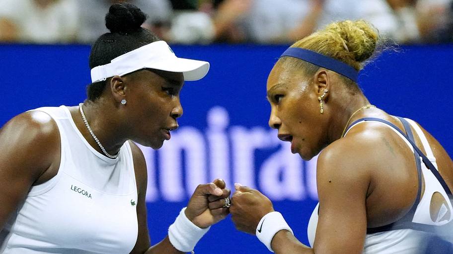  Serena Williams and Venus Williams lost in a thrilling first-round doubles match at the U.S. Open.