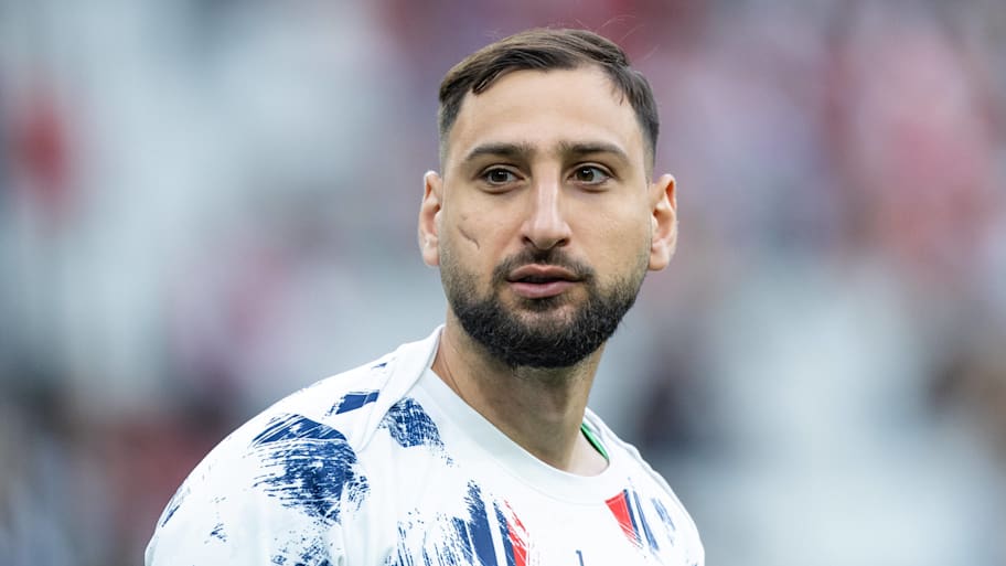 Gianluigi Donnarumma in action for PSG.