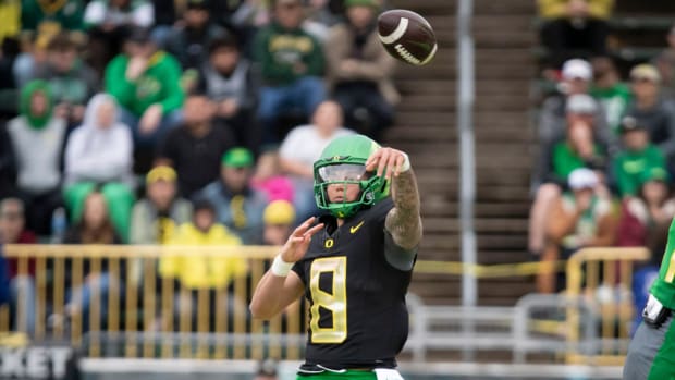 Oregon quarterback Dillon Gabriel throws the ball during the Oregon Ducks’ Spring Game