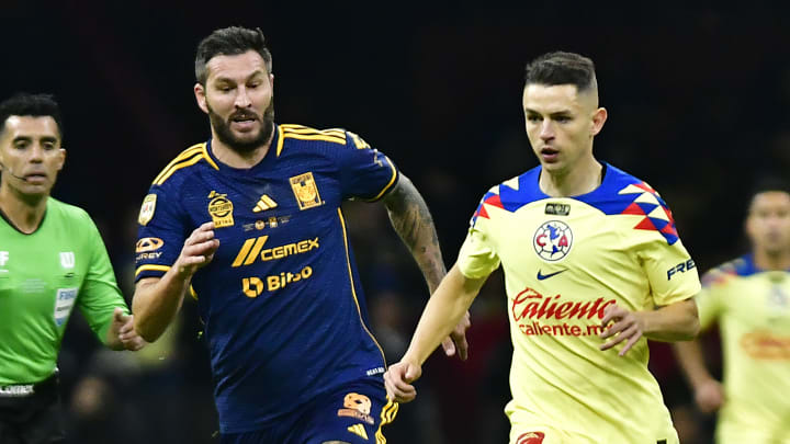 El francés André-Pierre Gignac de Tigres y el español Álvaro Fidalgo del América durante el Clausura 2024