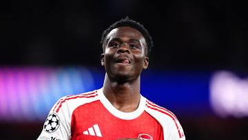 Bukayo Saka place un adversaire au-dessus du lot. Bukayo Saka place un adversaire au-dessus du lot.