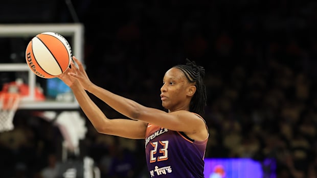 A photo of Kiana Williams passing the ball