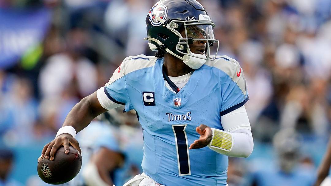 Tennessee Titans quarterback Cam Ward (1) looks for a receiver during the fourth quarter against the New Orleans Saints at Nissan Stadium in Nashville, Tenn., Sunday, Dec. 28, 2025.