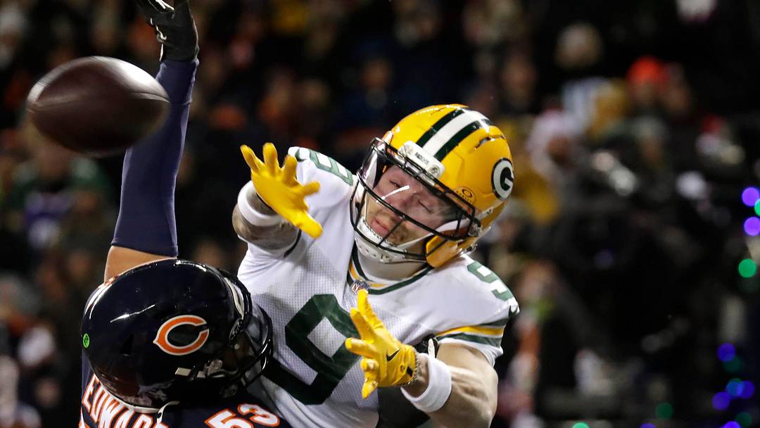 Chicago Bears linebacker T.J. Edwards (53) breaks up a pass intended for Green Bay Packers receiver Christian Watson.