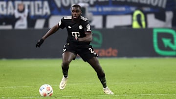 Dayot Upamecano wird auch n der kommenden Saison für den FC Bayern am Ball sein Dayot Upamecano wird auch n der kommenden Saison für den FC Bayern am Ball sein