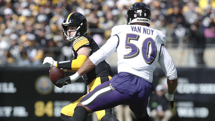Oct 8, 2023; Pittsburgh, Pennsylvania, USA; Pittsburgh Steelers quarterback Kenny Pickett (left)