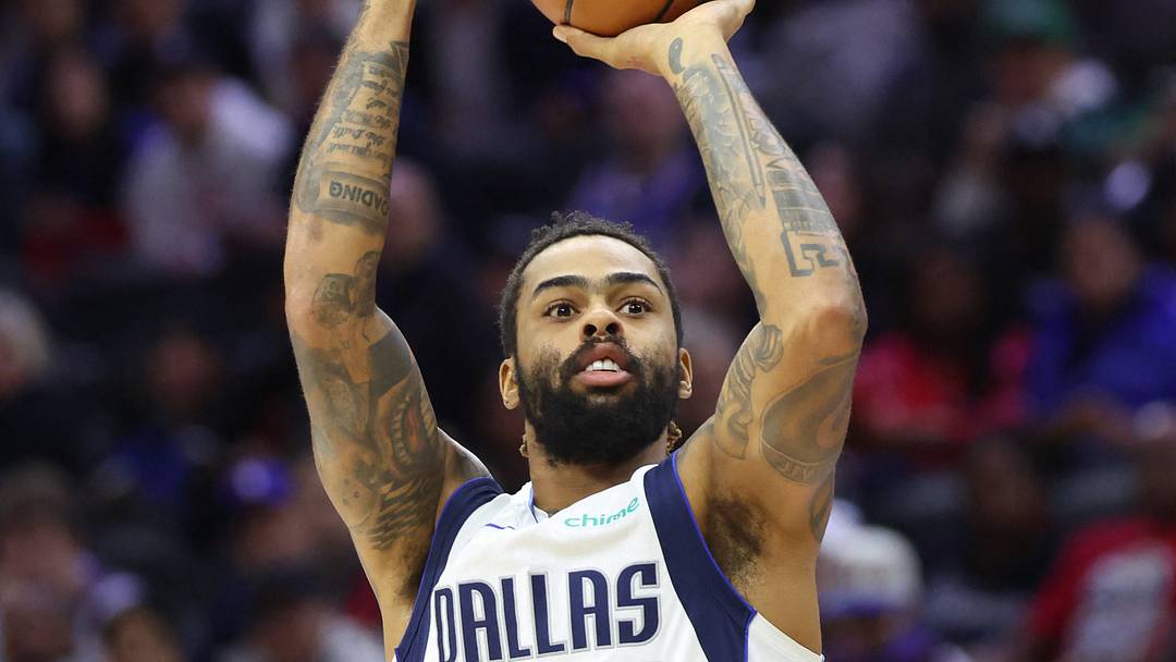 Dec 20, 2025; Philadelphia, Pennsylvania, USA; Dallas Mavericks guard D'Angelo Russell (5) shoots against the Philadelphia 76ers during the second quarter at Xfinity Mobile Arena. Mandatory Credit: Bill Streicher-Imagn Images Dec 20, 2025; Philadelphia, Pennsylvania, USA; Dallas Mavericks guard D'Angelo Russell (5) shoots against the Philadelphia 76ers during the second quarter at Xfinity Mobile Arena. Mandatory Credit: Bill Streicher-Imagn Images
