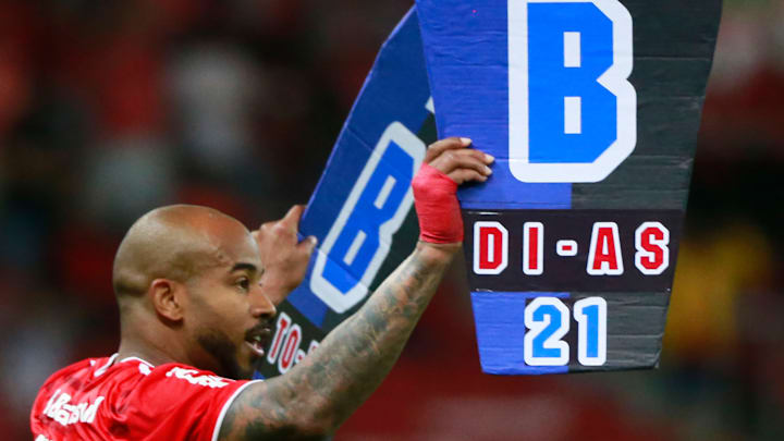 Patrick foi expulso após provocar o rival Patrick foi expulso após provocar o rival