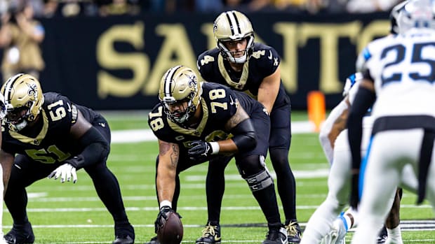 New Orleans Saints quarterback Derek Carr (4) calls for the ball from center Erik McCoy (78) against the Carolina Panthers 