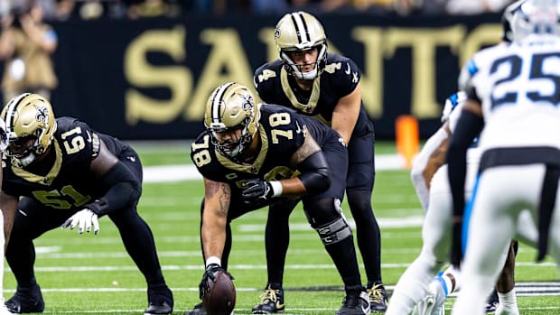 New Orleans Saints quarterback Derek Carr (4) calls for the ball from center Erik McCoy (78) against the Carolina Panthers 