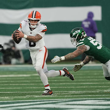Nov 9, 2025; East Rutherford, New Jersey, USA;  Cleveland Browns quarterback Dillon Gabriel (8) scrambles against the New York Jets in the second half at MetLife Stadium. Mandatory Credit: Robert Deutsch-Imagn Images
