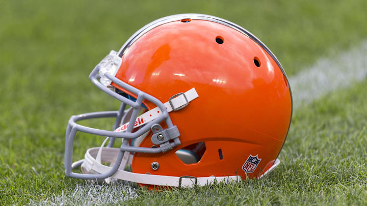Ngày 16 tháng 8 năm 2012; Green Bay, WI, Hoa Kỳ; Một chiếc mũ bảo hiểm của Cleveland Browns nằm trên sân trong lúc khởi động trước trận đấu với Green Bay Packers tại Sân vận động Lambeau. Browns đã đánh bại Packers với tỷ số 35-10. Tín dụng bắt buộc: Jeff Hanisch-Imagn Images