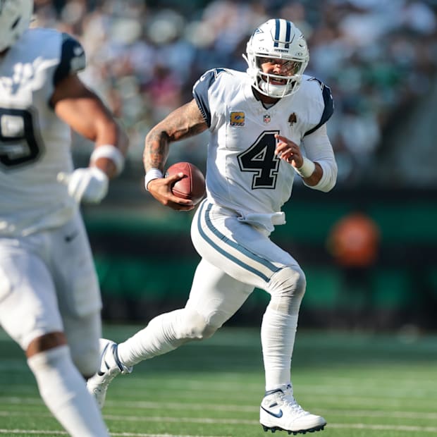 Dallas Cowboys quarterback Dak Prescott carries the ball against the New York Jets at MetLife Stadium. 